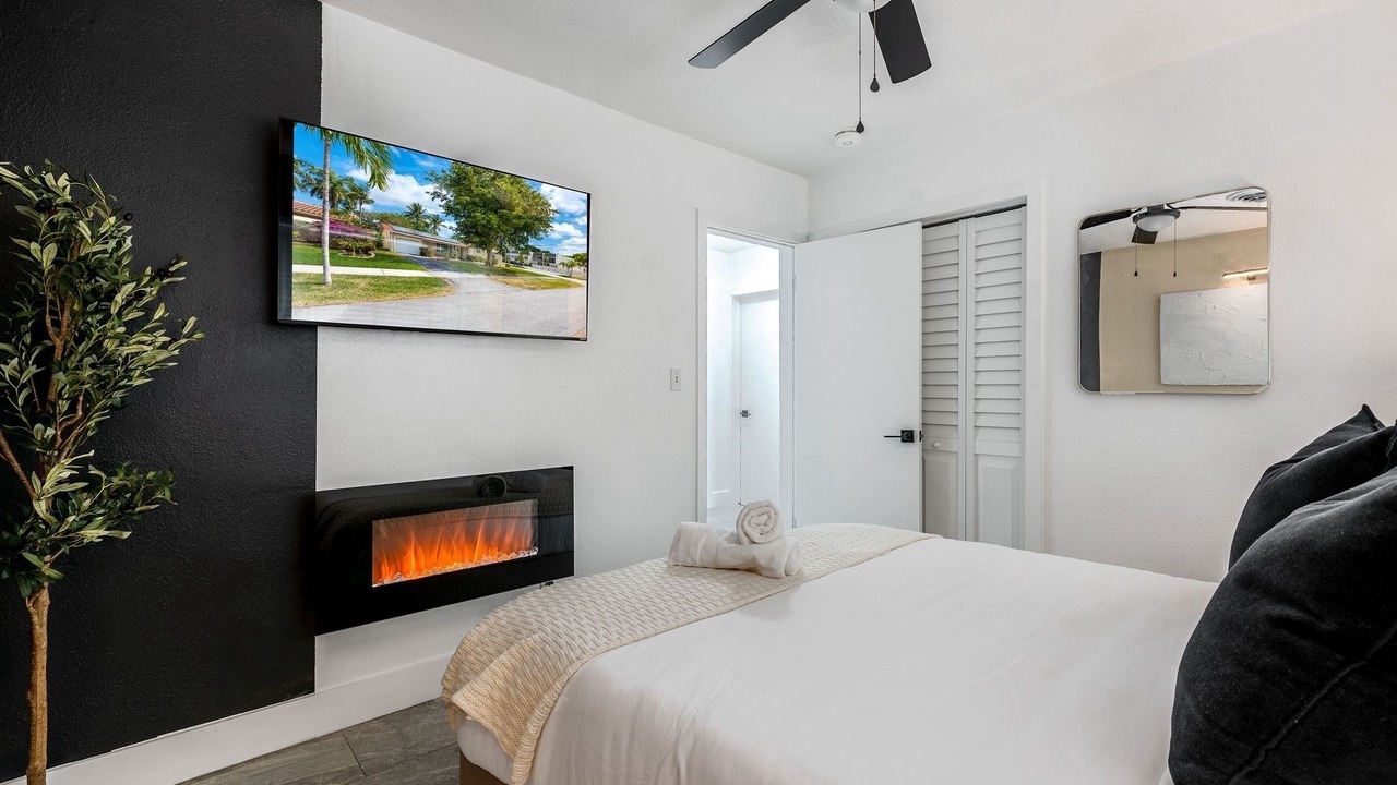 Photo of Bedroom in Hollywood Lakes