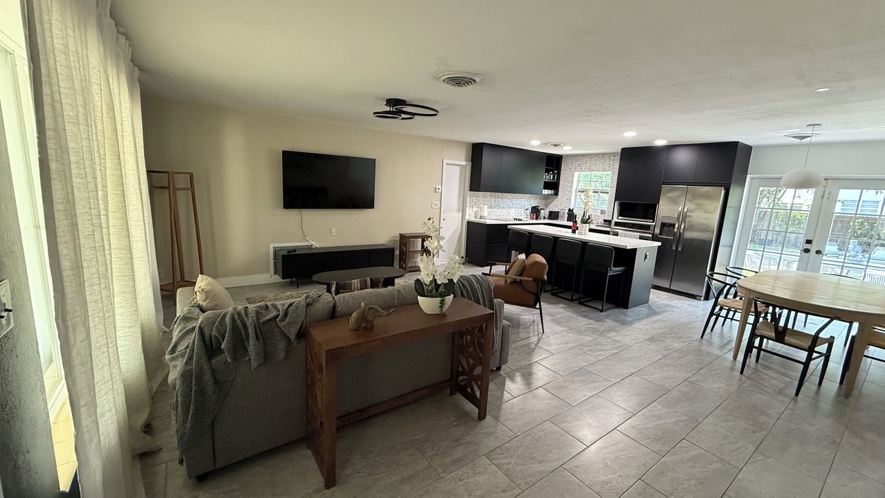 Photo of Livingroom in Hollywood Lakes