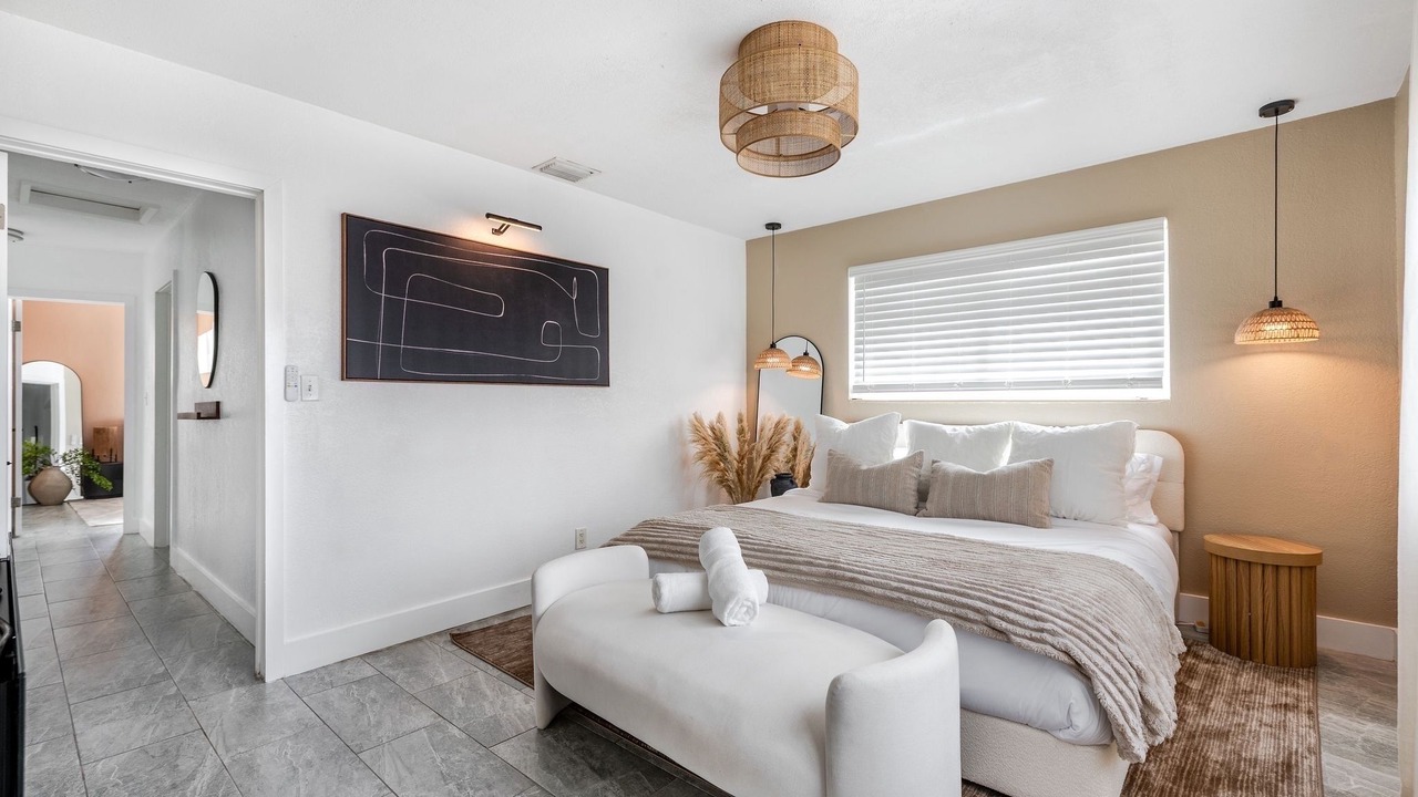 Photo of Bedroom in Hollywood Lakes