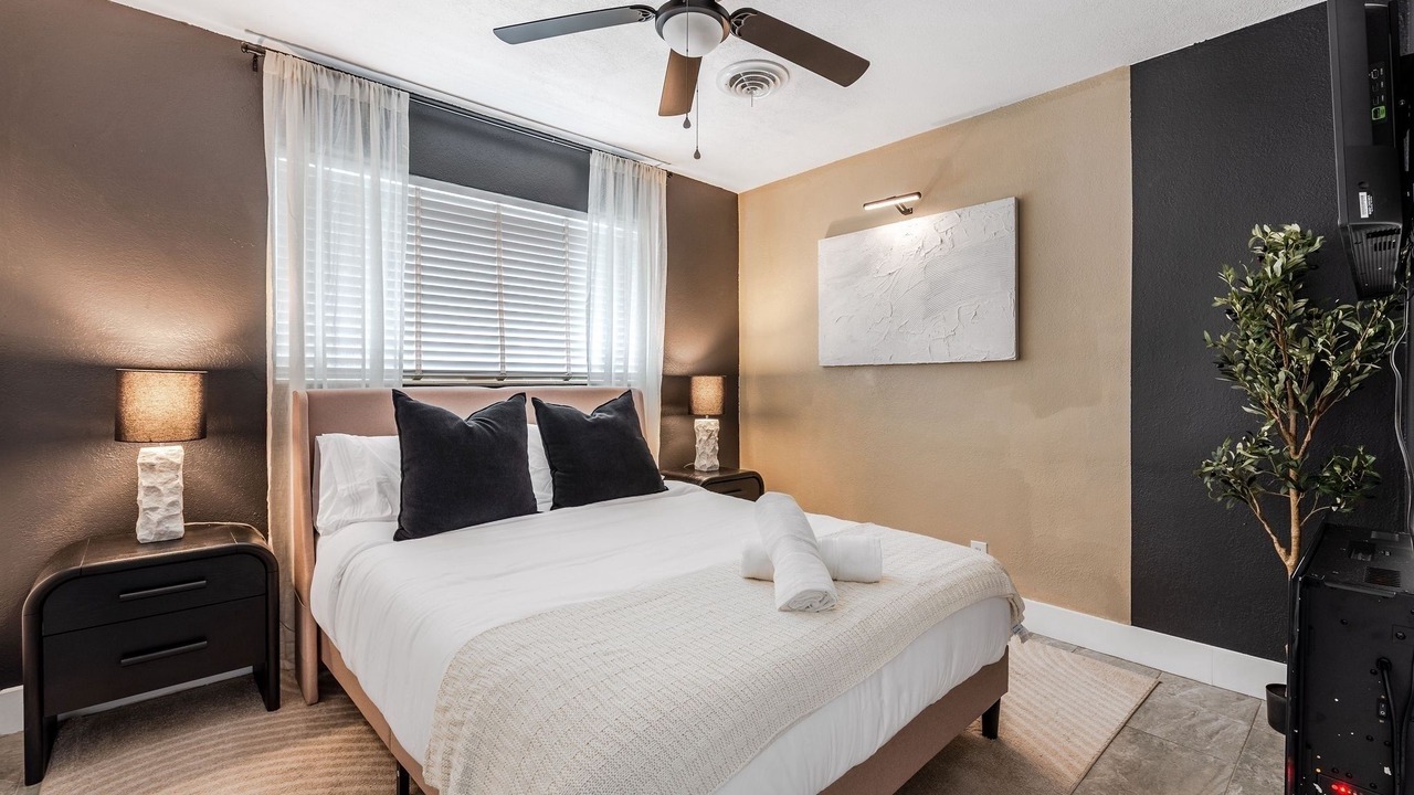 Photo of Bedroom in Hollywood Lakes