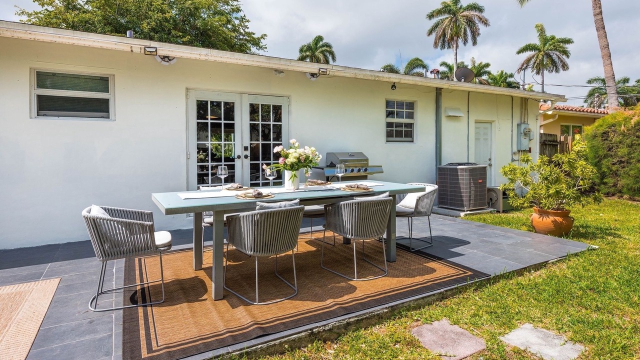 Photo of Outdoor in Hollywood Lakes