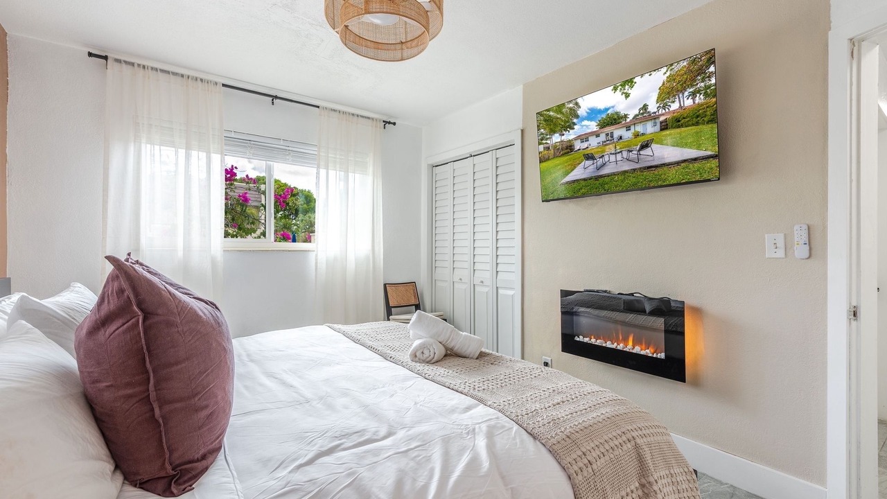 Photo of Bedroom in Hollywood Lakes