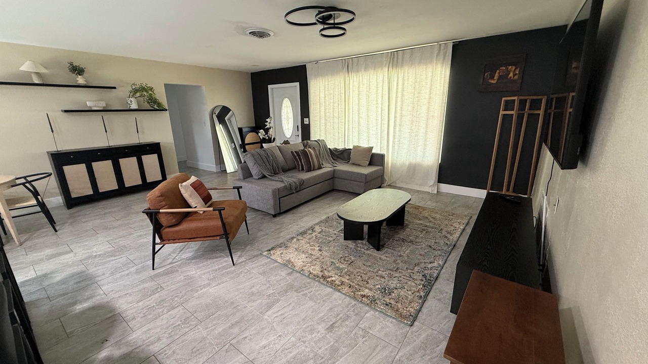 Photo of Livingroom in Hollywood Lakes