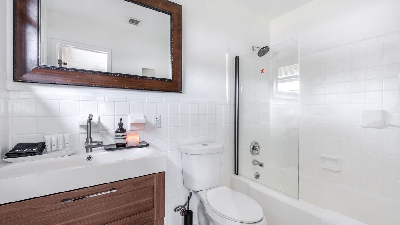 Photo of Bathroom in Hollywood Lakes