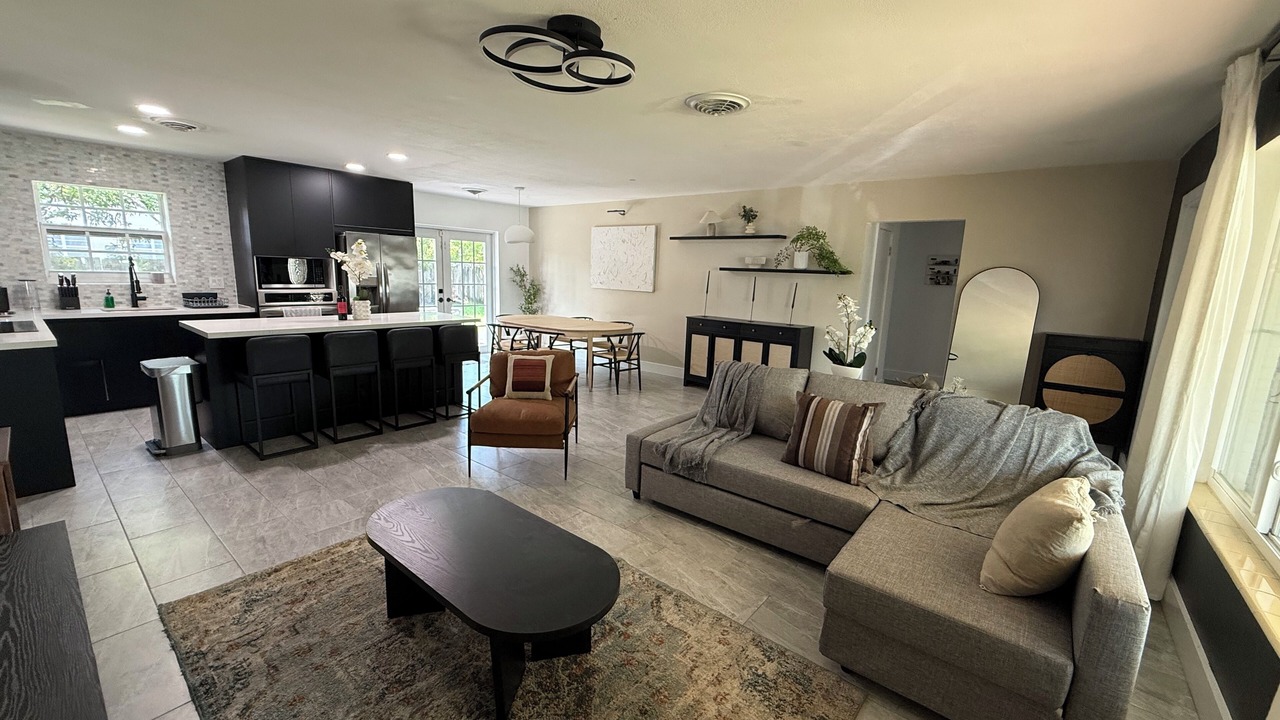 Photo of Livingroom in Hollywood Lakes