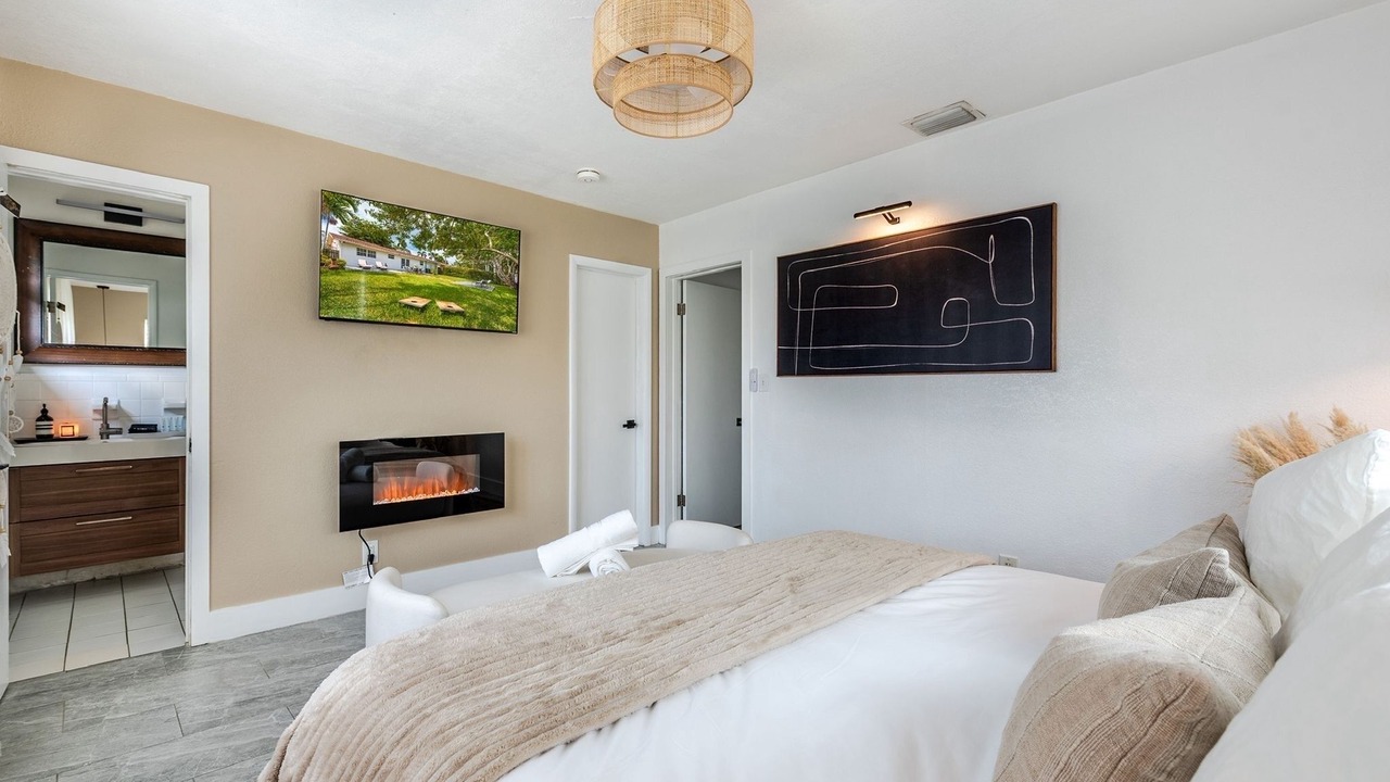 Photo of Bedroom in Hollywood Lakes