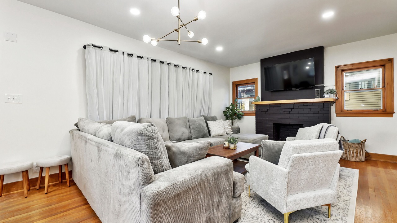 Photo of Livingroom in College Hill