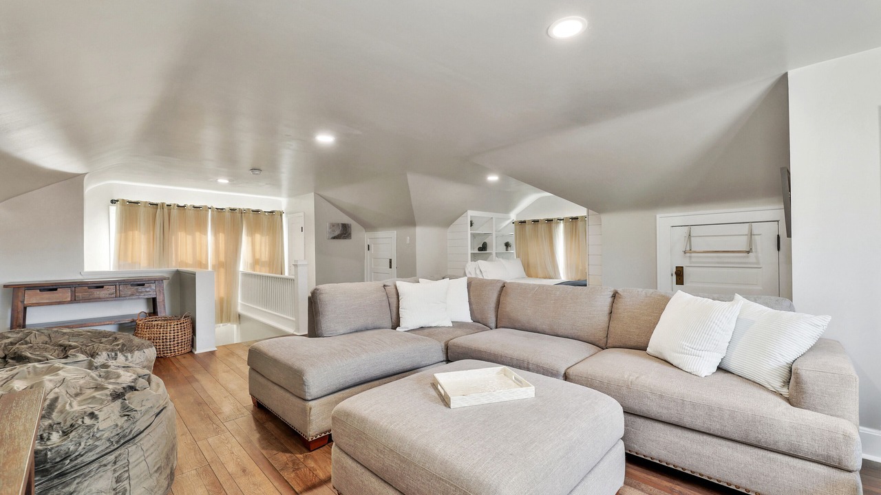 Photo of Livingroom in College Hill