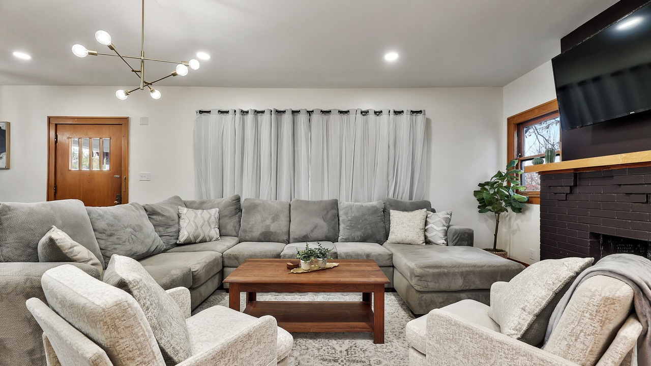 Photo of Livingroom in College Hill