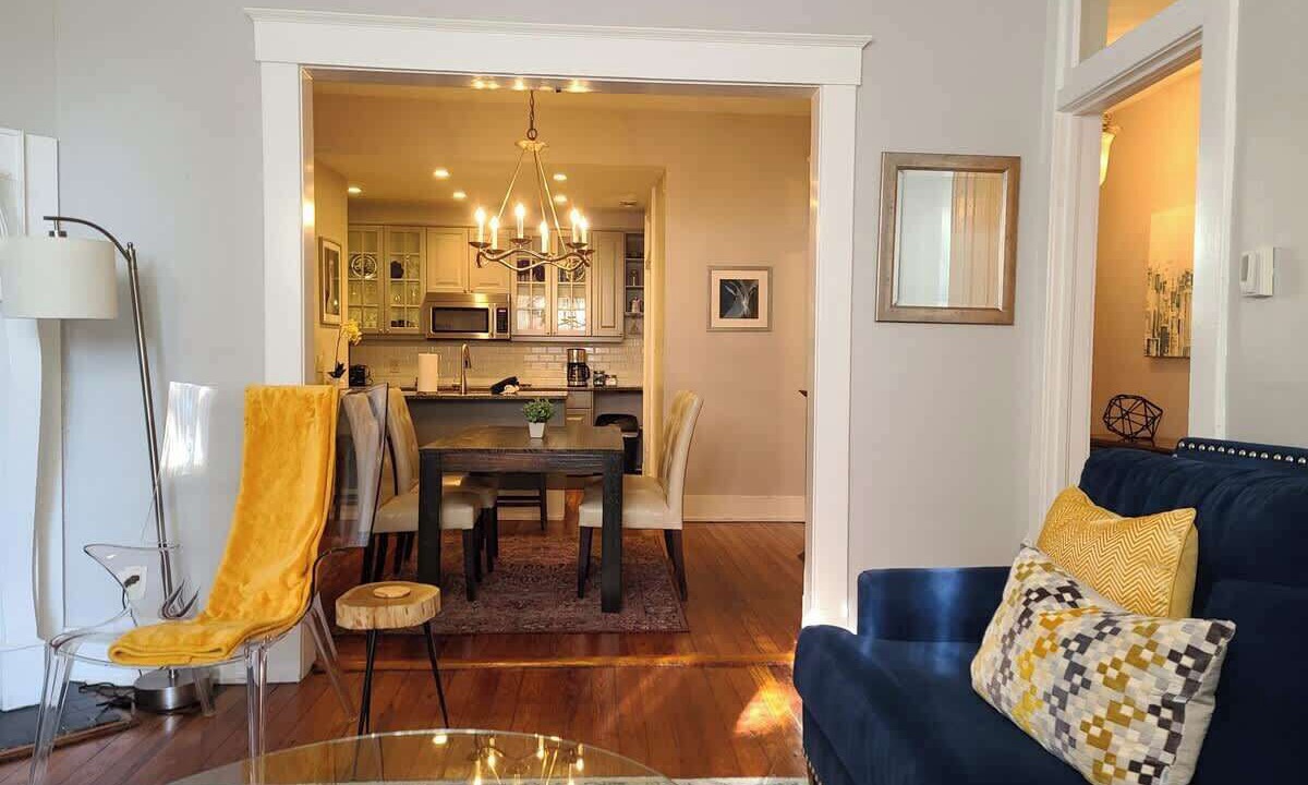 Photo of Livingroom in Historic District - North