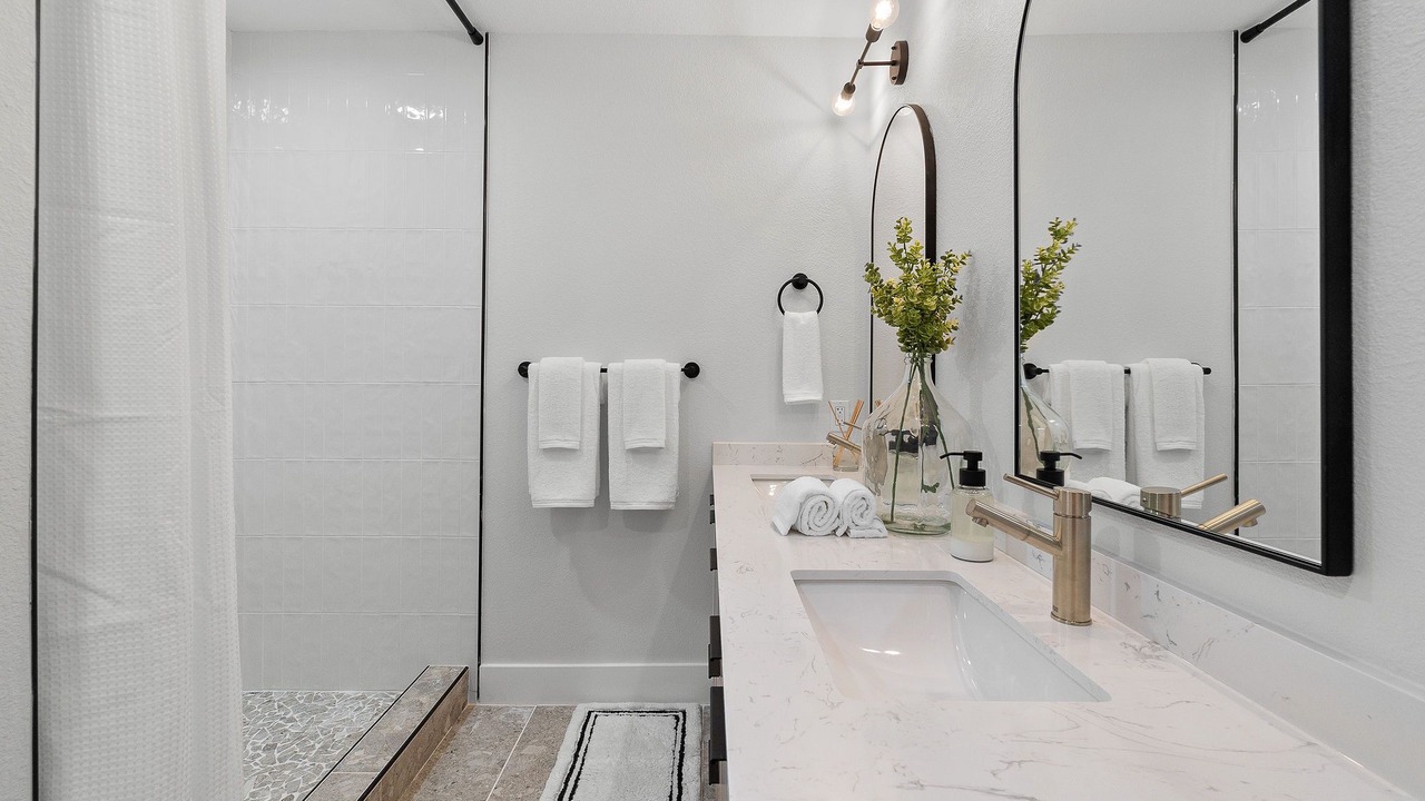 Photo of Bathroom in Buckner Terrace - Everglade Park