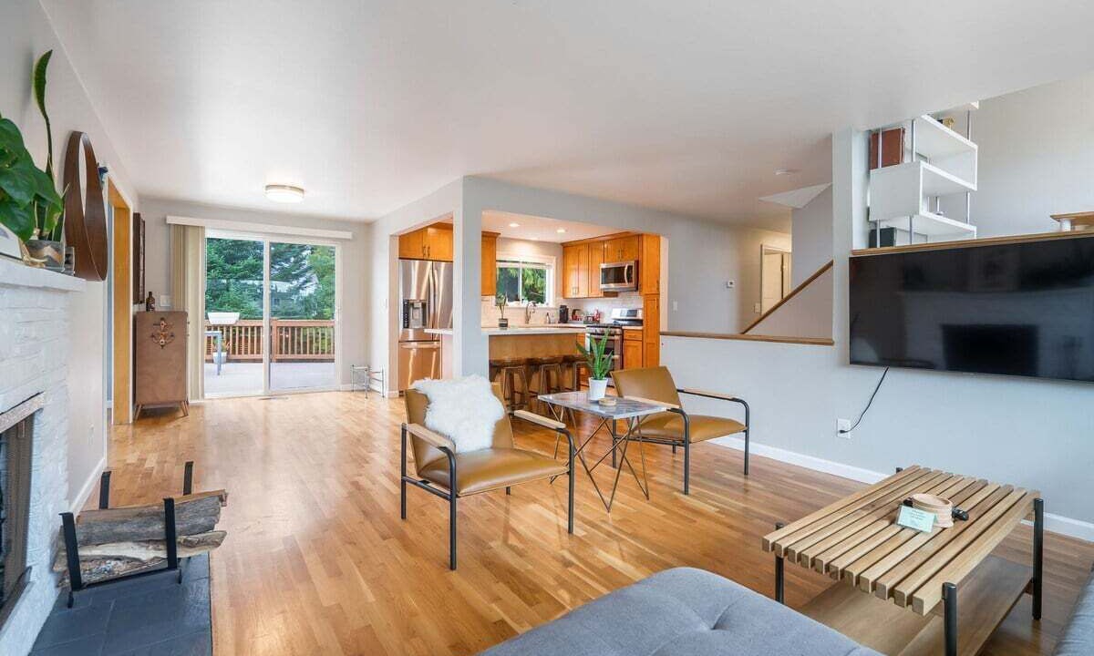 Photo of Livingroom in Shoreline