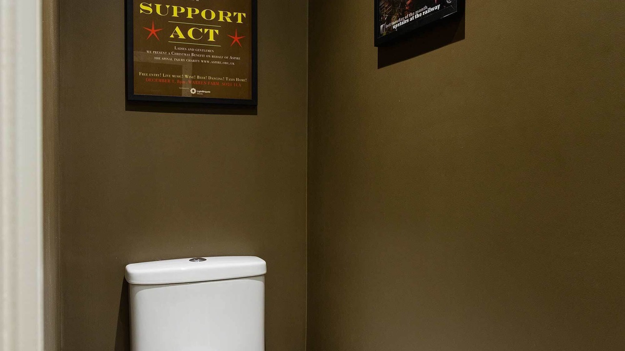 Photo of Bathroom in Oval