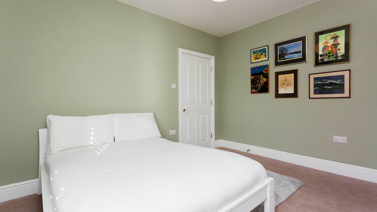 Photo of Bedroom in Oval