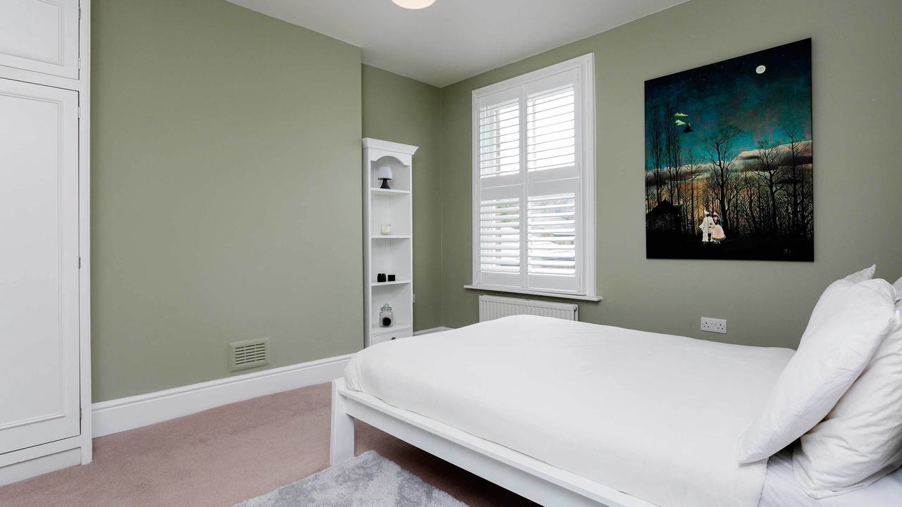 Photo of Bedroom in Oval