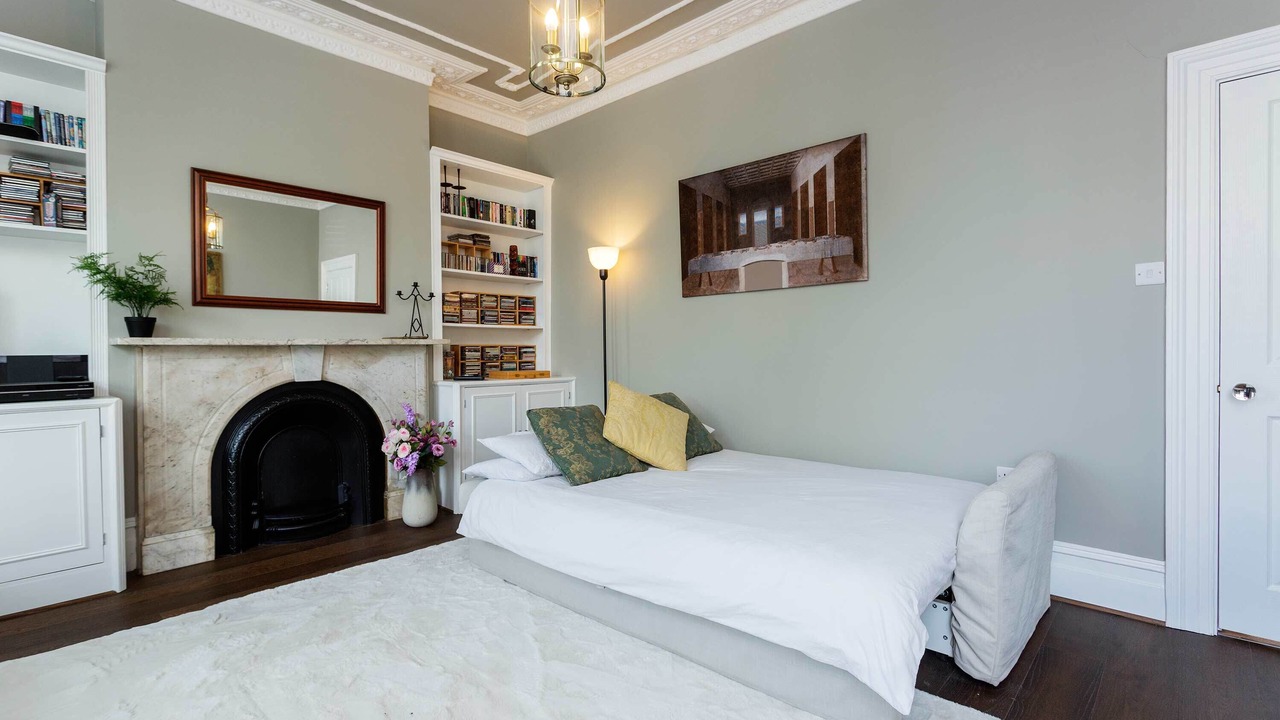 Photo of Bedroom in Oval