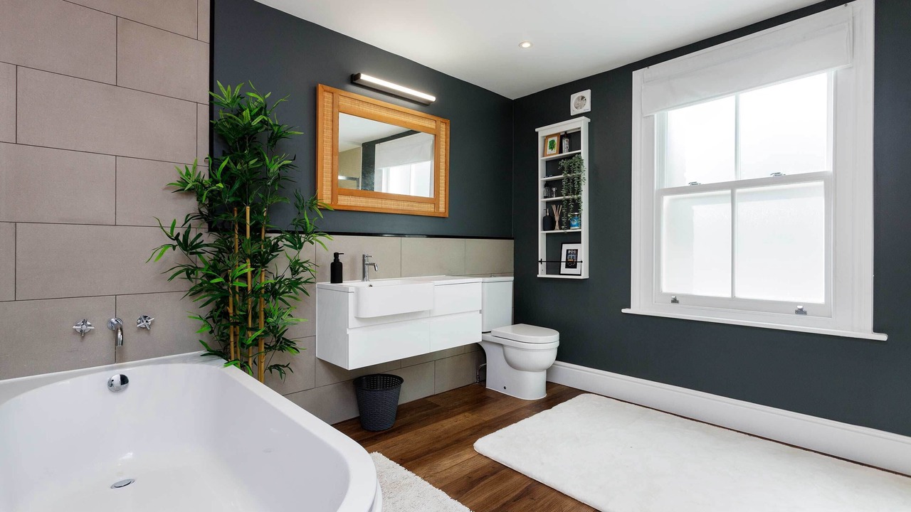 Photo of Bathroom in Oval