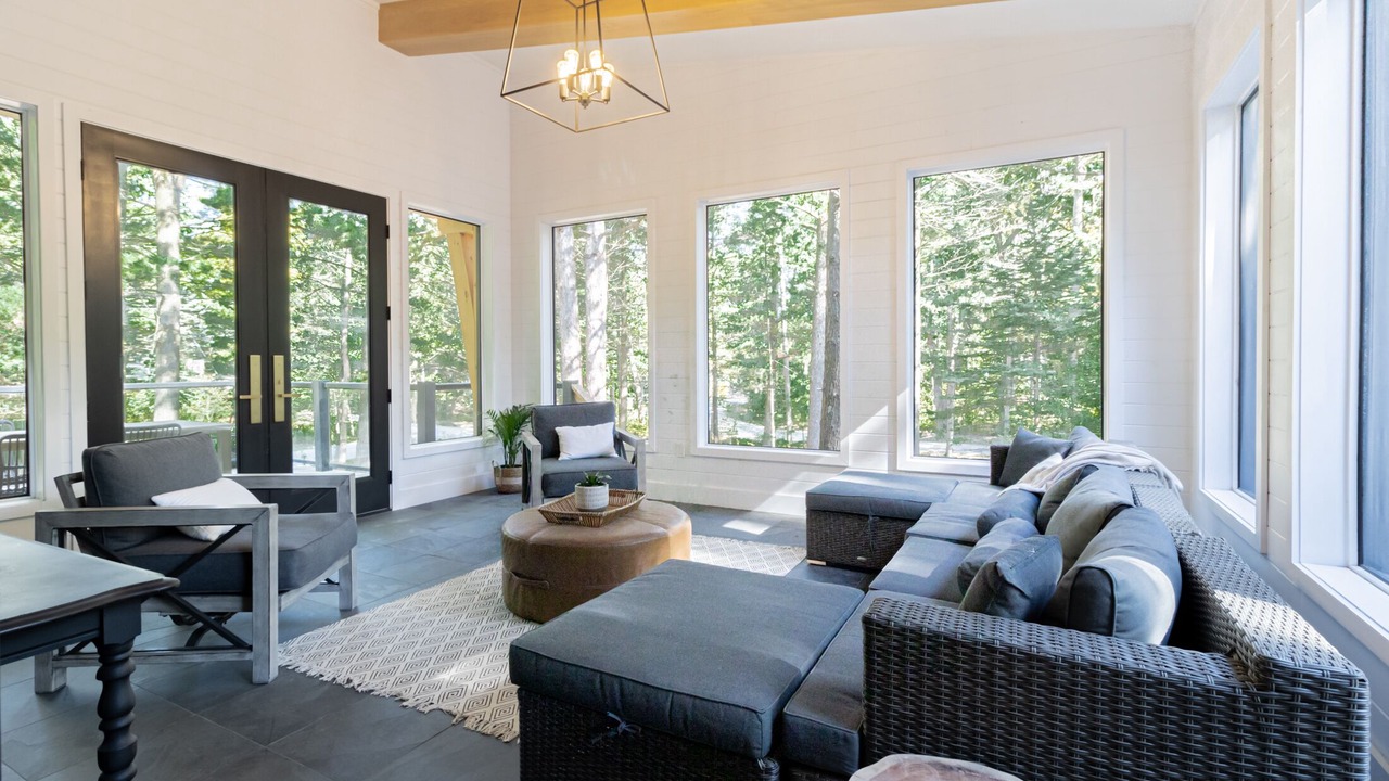 Photo of Livingroom in Grand Bend