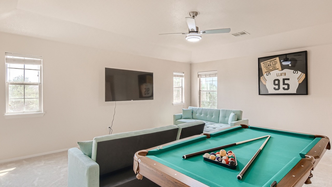 Photo of Livingroom in Forest Oaks