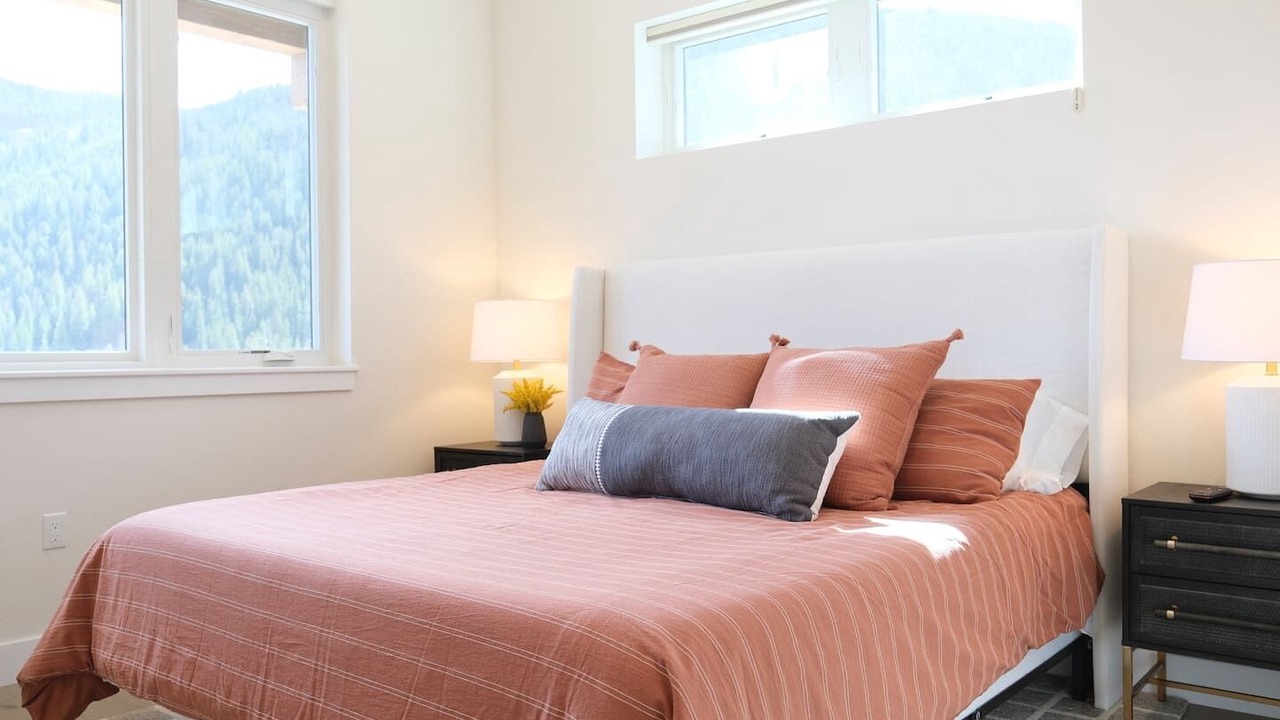 Photo of Bedroom in Lakeside Village