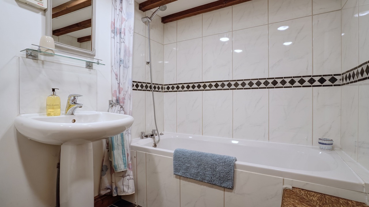 Photo of Bathroom in Trunch