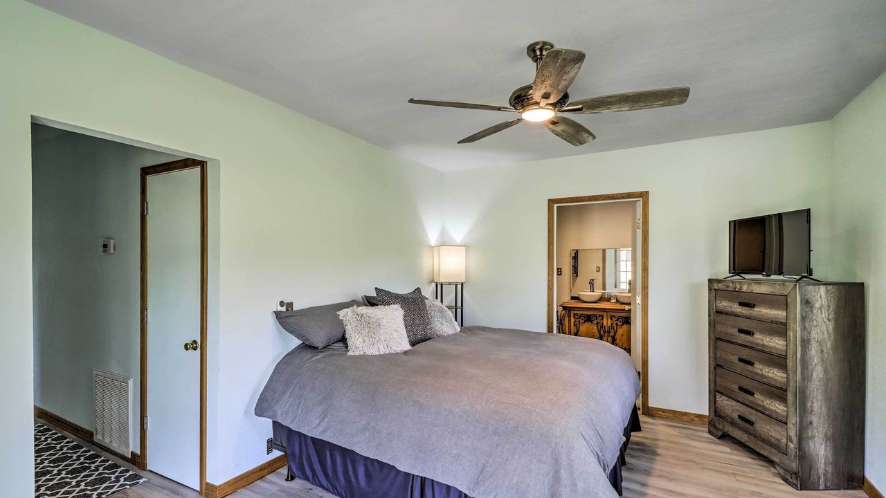 Photo of Bedroom in Lone Rock