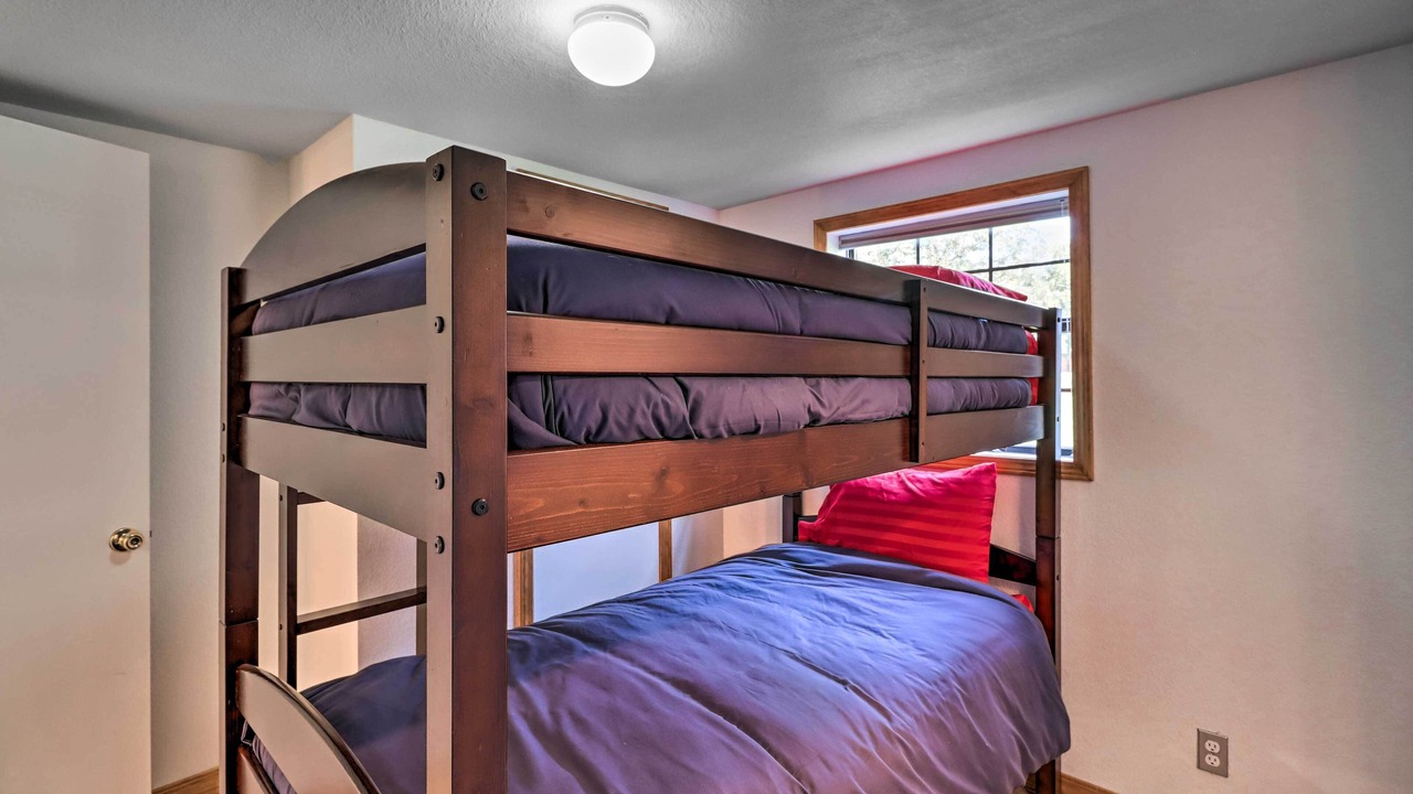 Photo of Bedroom in Lone Rock