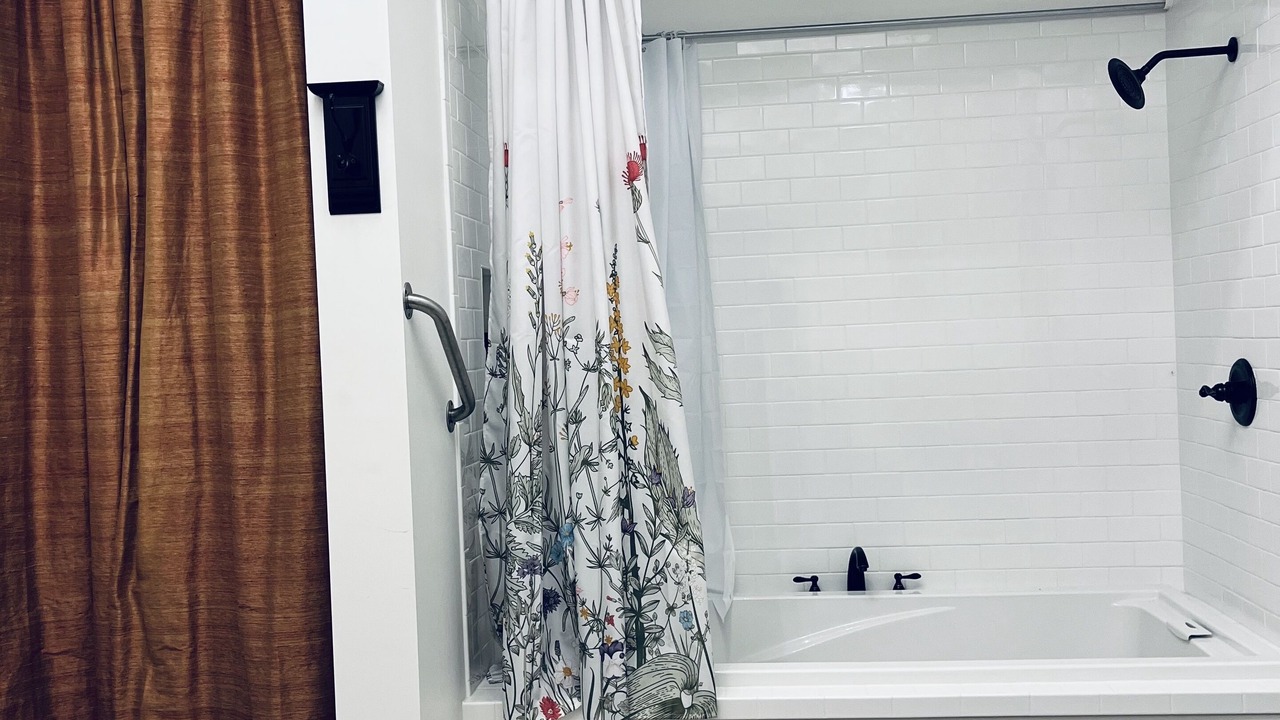 Photo of Bathroom in Eureka Springs Historic District