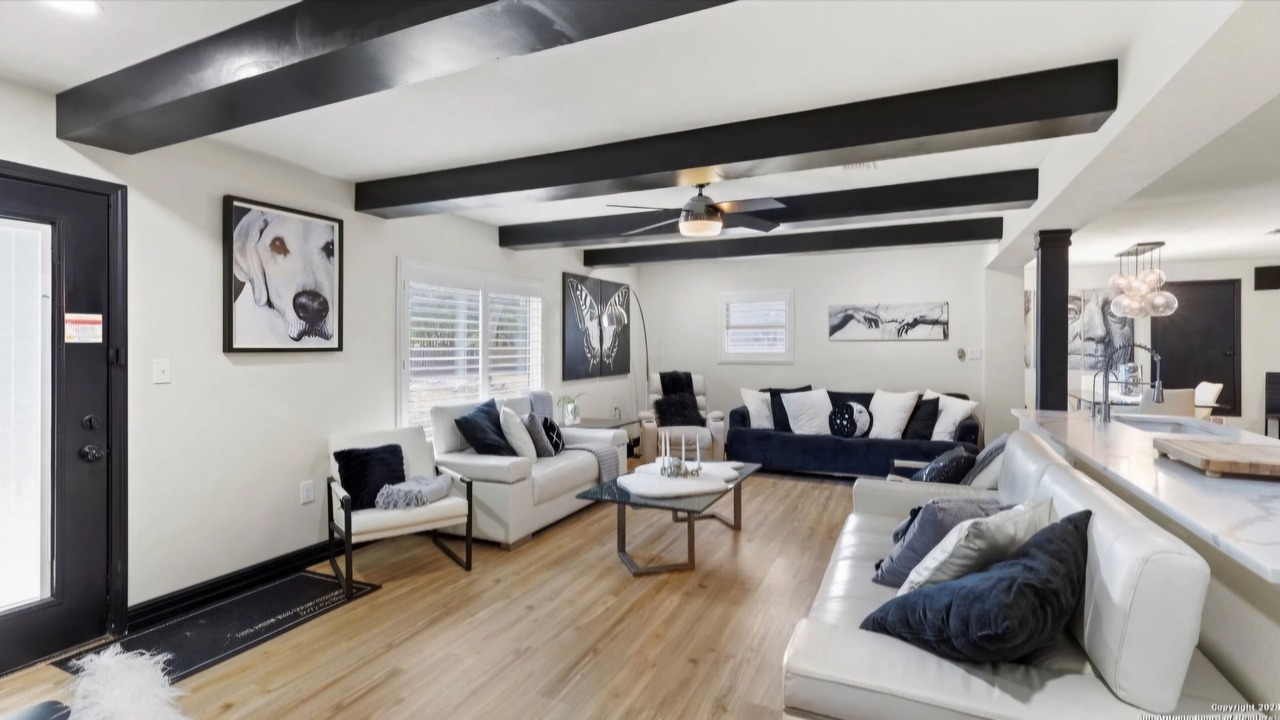 Photo of Livingroom in McQueeney