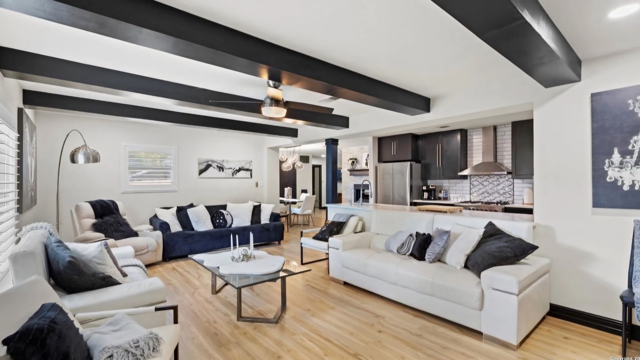 Photo of Livingroom in McQueeney