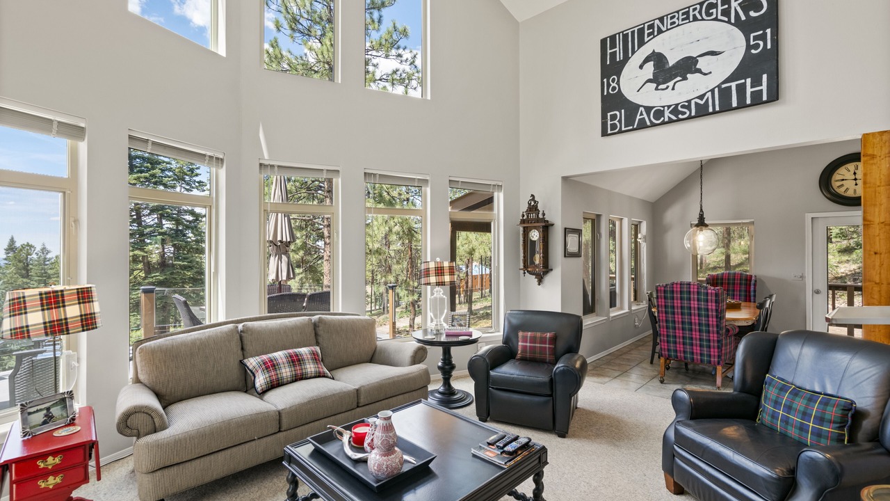Photo of Livingroom in Forest Lakes