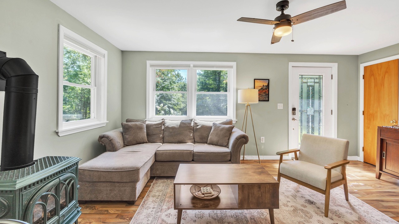 Photo of Livingroom in Surry