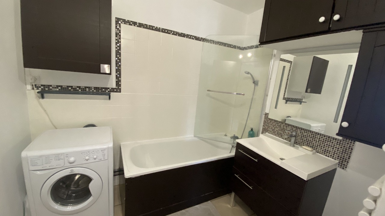 Photo of Bathroom in La Chapelle-Saint-Mesmin