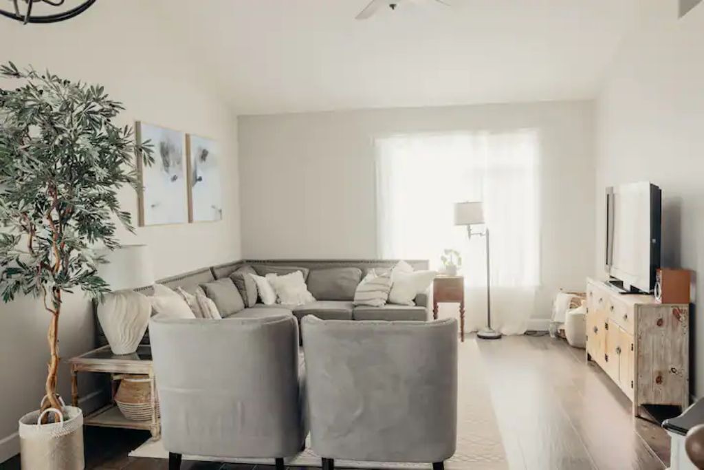 Photo of Livingroom in Five Corners