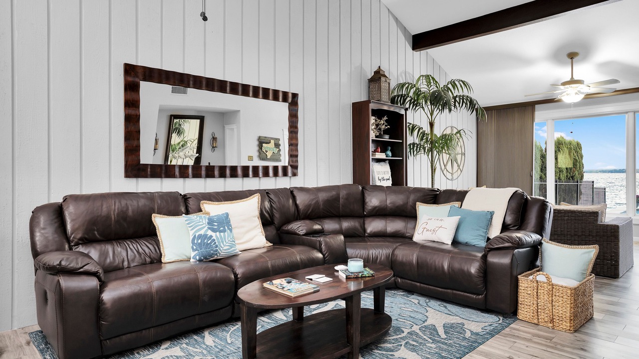 Photo of Livingroom in April Sound