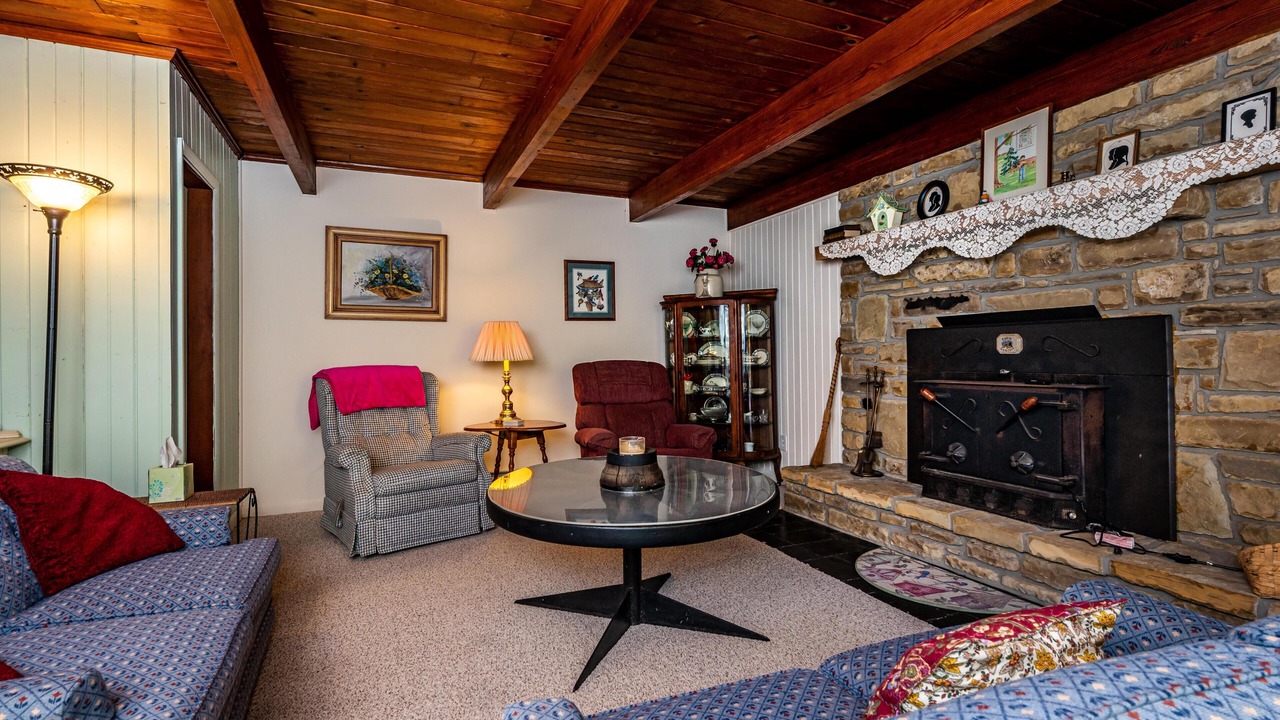 Photo of Livingroom in Helmsburg