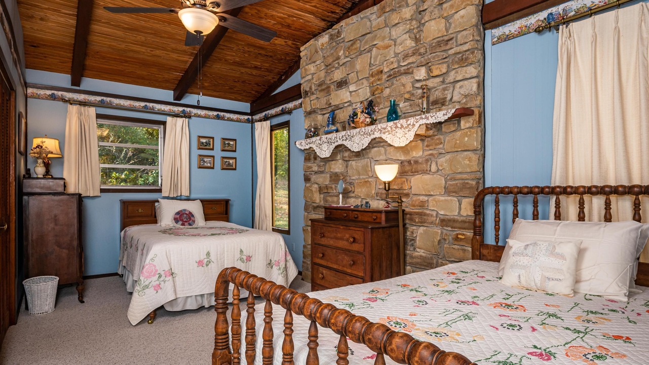 Photo of Bedroom in Helmsburg