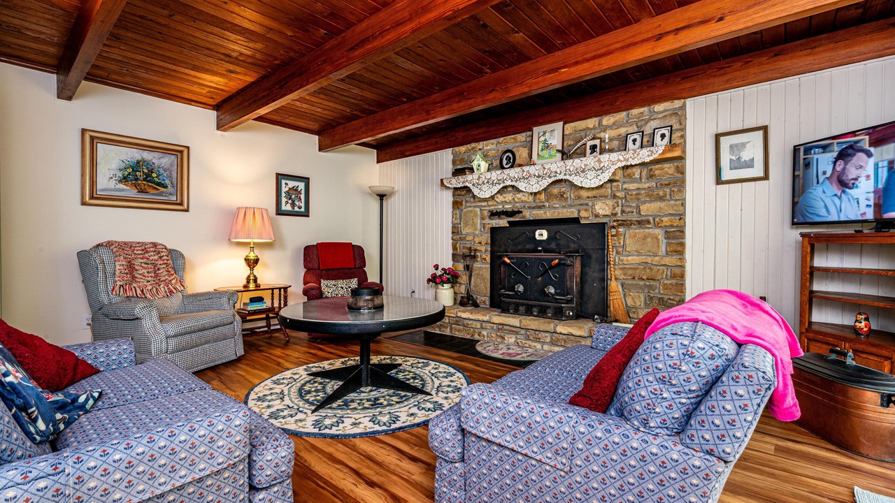 Photo of Livingroom in Helmsburg