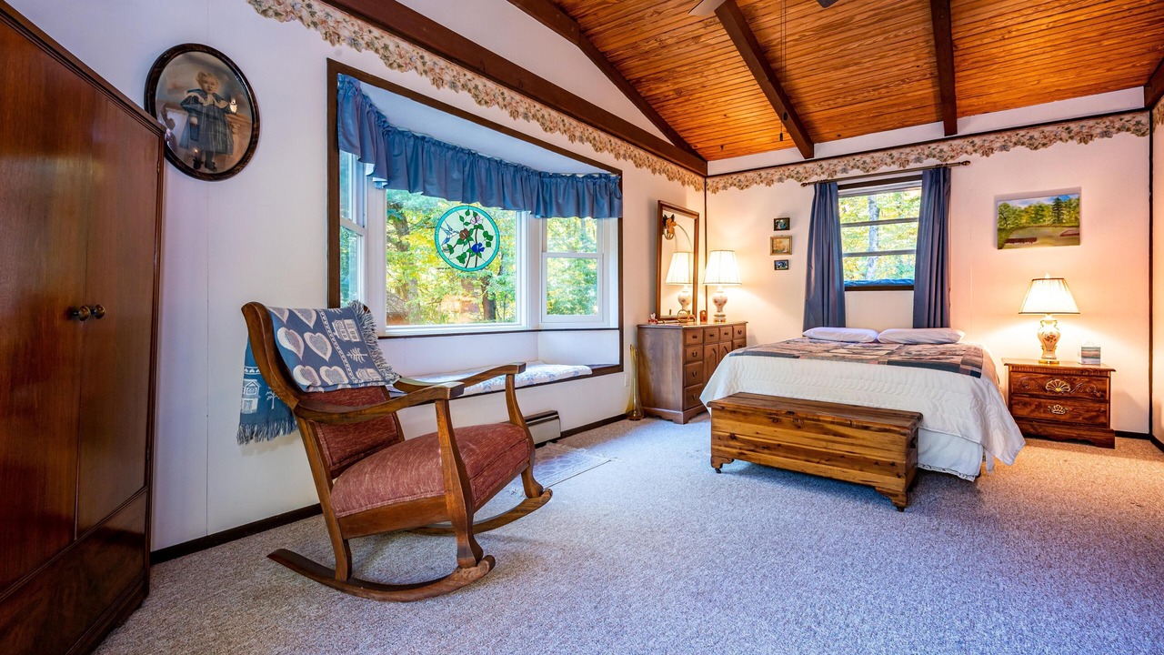 Photo of Bedroom in Helmsburg