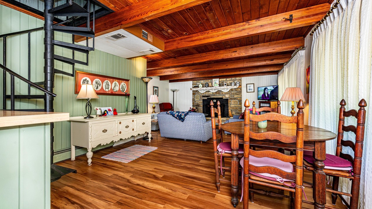 Photo of Livingroom in Helmsburg
