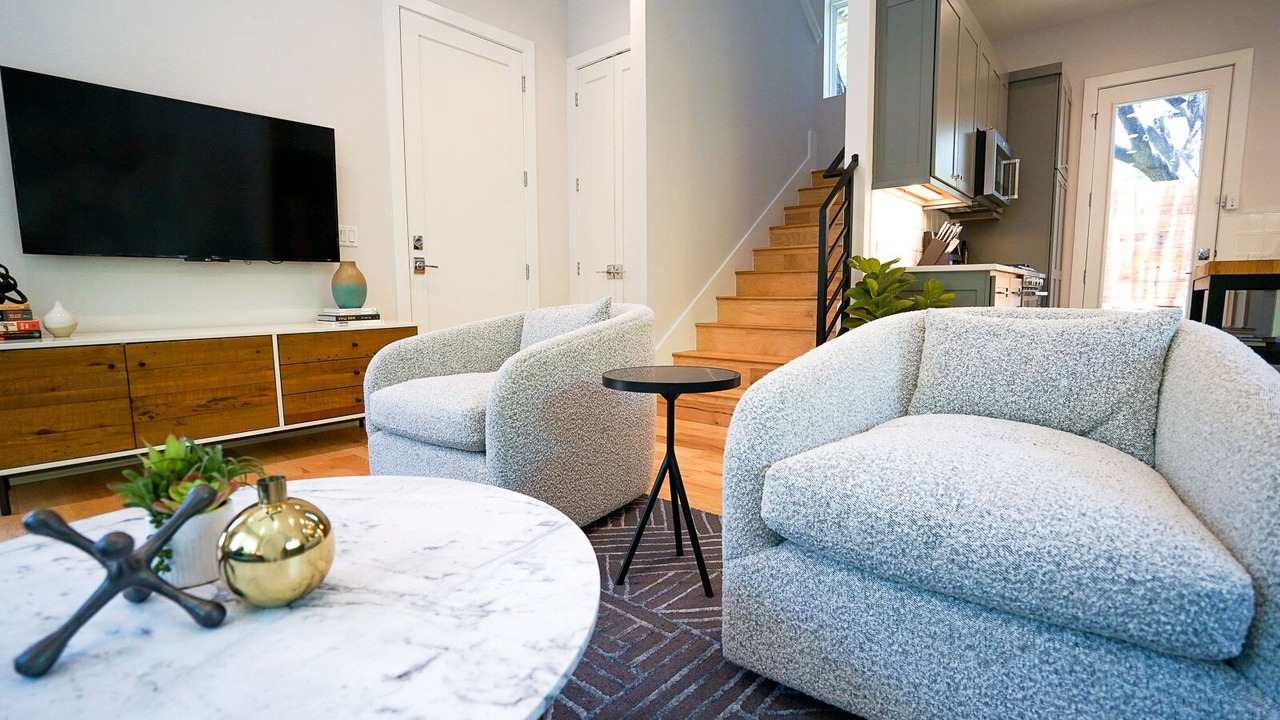 Photo of Livingroom in South River City