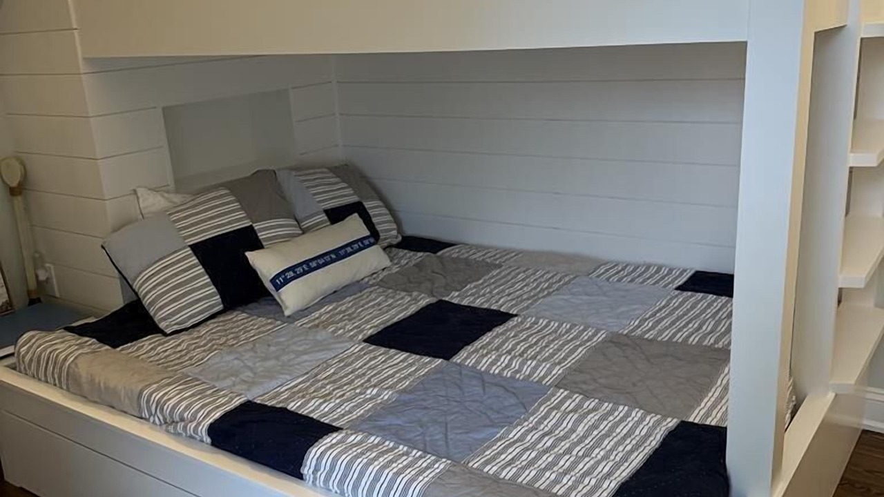 Photo of Bedroom in Admiral Estates