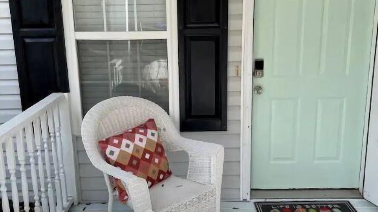 Photo of Patio Balcony in Tranquil Harbour