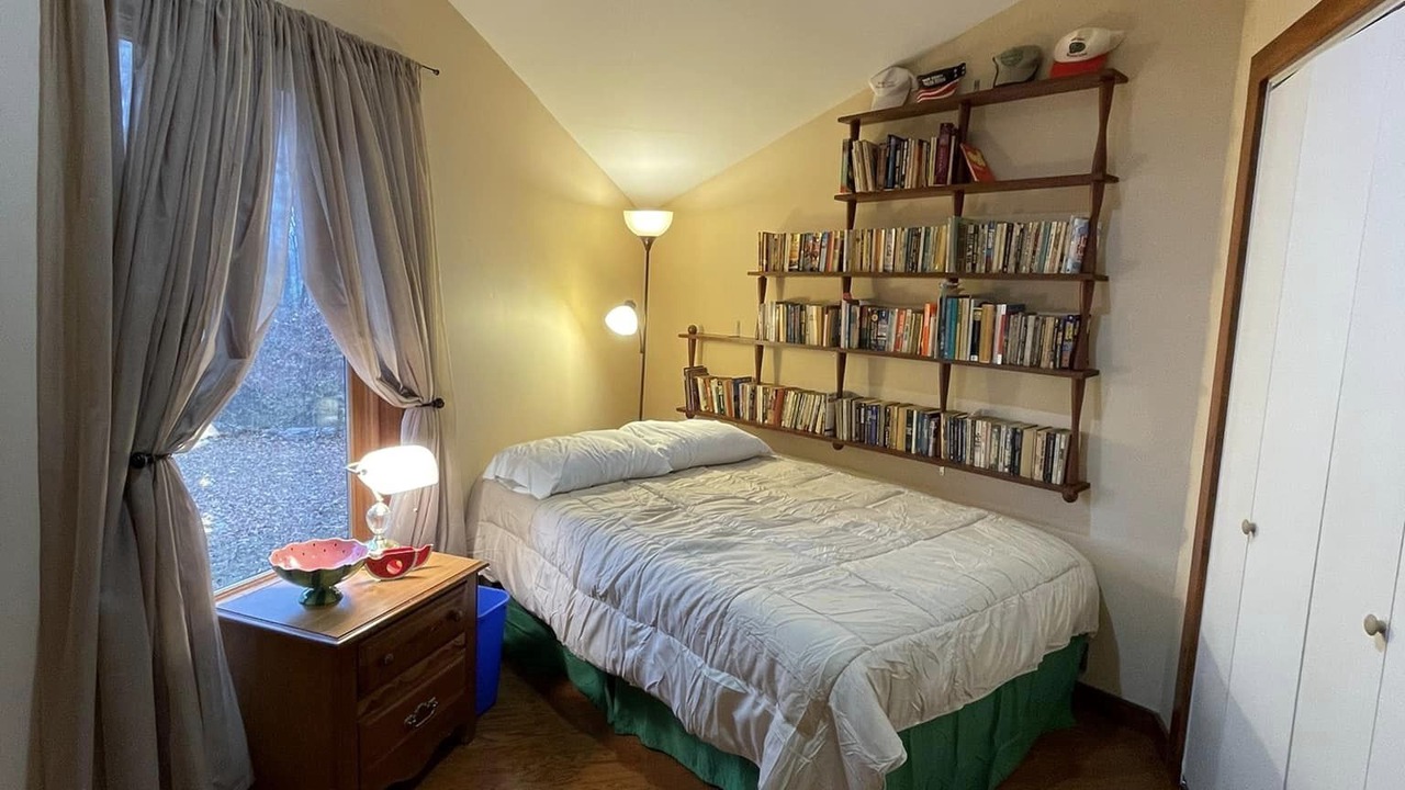 Photo of Bedroom in Tompkinsville