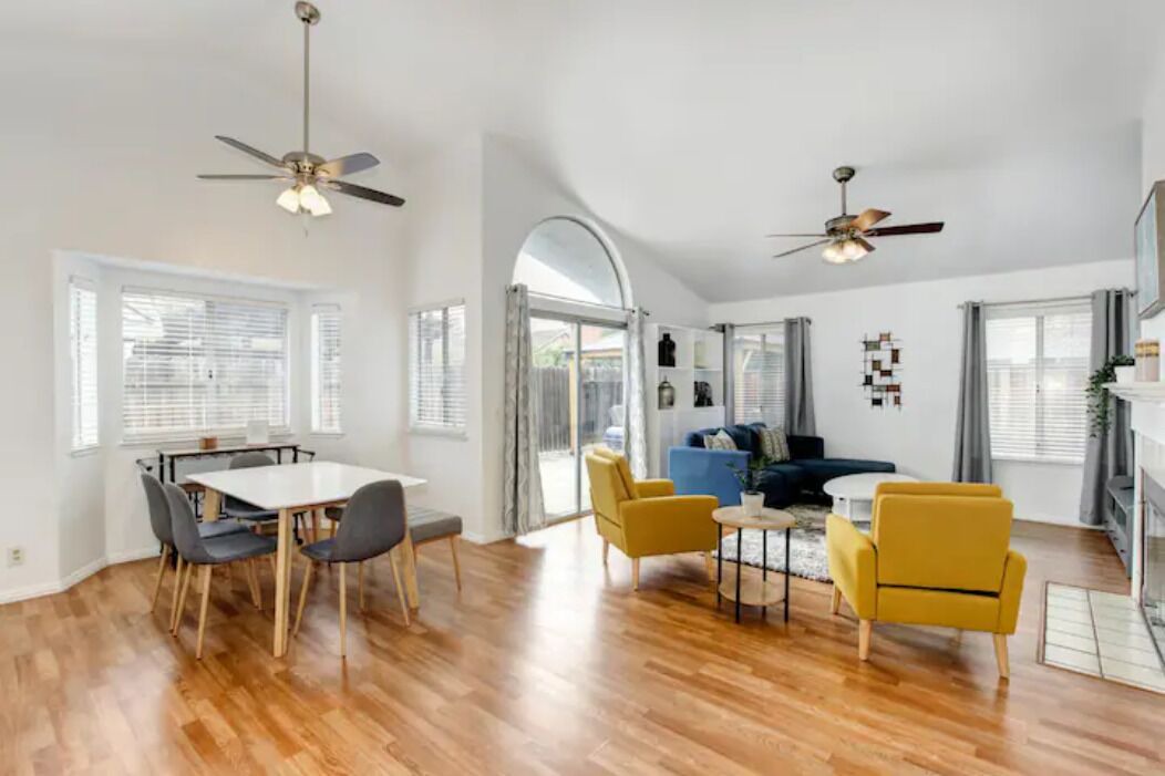 Photo of Livingroom in Hood