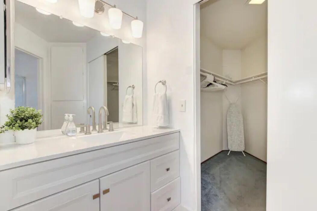 Photo of Bathroom in Hood