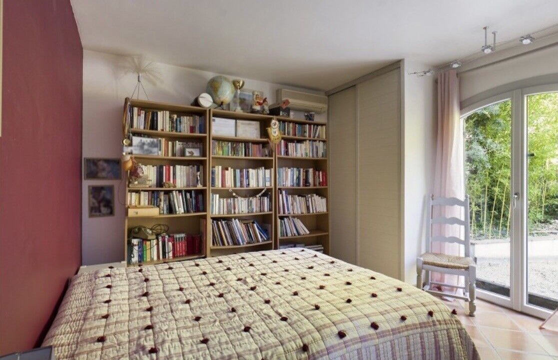 Photo of Bedroom in Comps