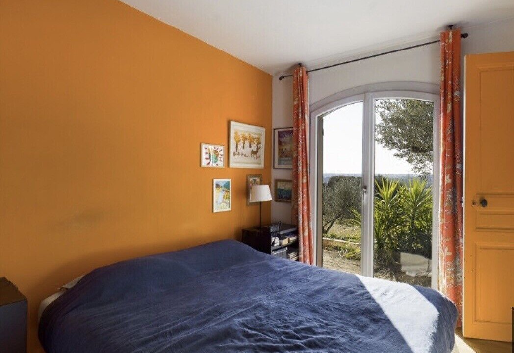Photo of Bedroom in Comps