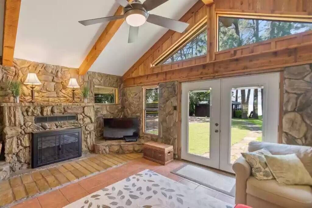 Photo of Livingroom in Gun Barrel City