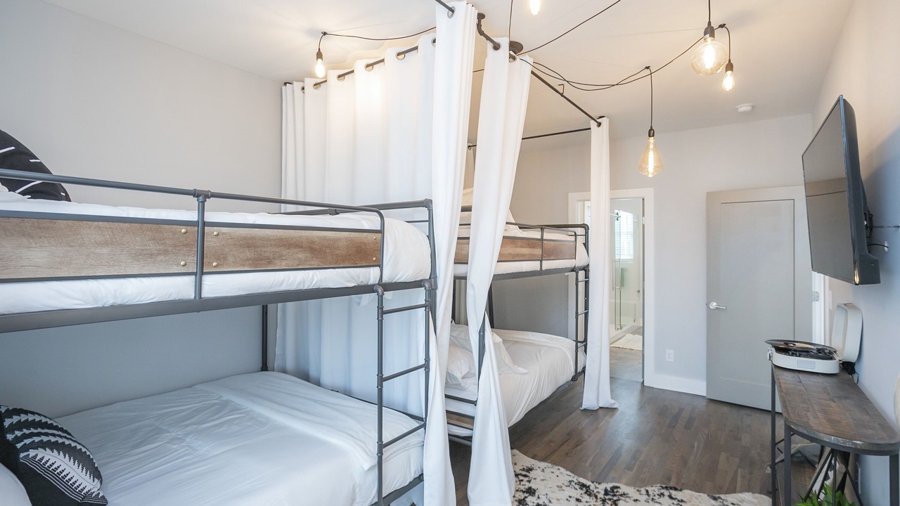 Photo of Bedroom in Hadley - Washington
